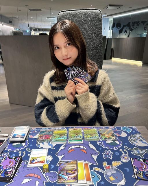 「ポケカしてきた」人気レイヤー・桃月なしこ、カードゲーマーに教え乞う？可愛すぎるプレイショットが話題！