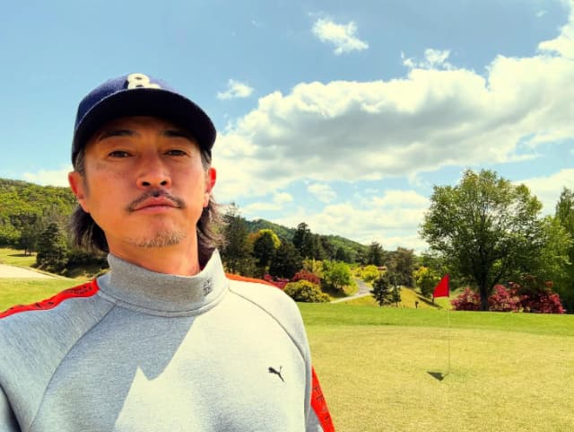 誕生日を迎えた窪塚洋介がゴルフ場でパシャリ「今の自分が好きです」