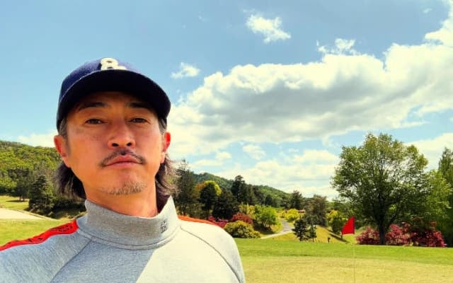 誕生日を迎えた窪塚洋介がゴルフ場でパシャリ「今の自分が好きです」