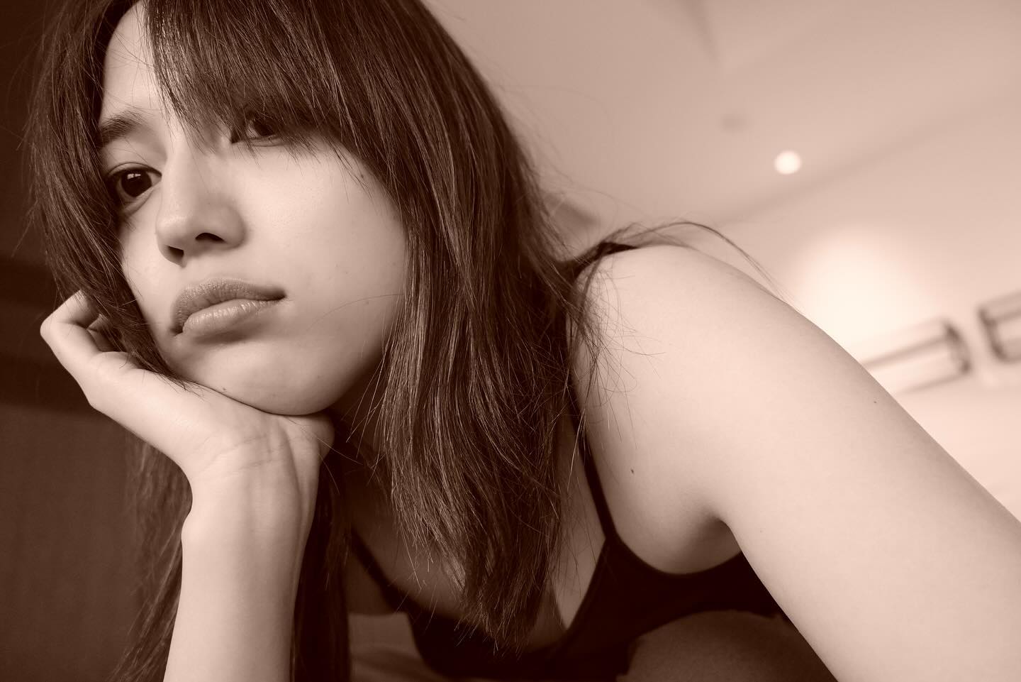 あの国民的女優がキャミソール姿を公開！”チート級”な美しさに「綺麗すぎて美しすぎて」