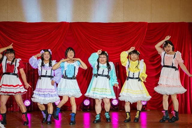 タイムマシーン３号 山本が芸人仲間と女性アイドル姿を披露!? 生足がたくましすぎると話題に