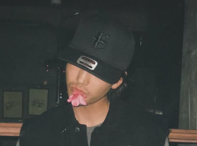 「子どもの頃を思い出す」伊藤健太郎、お花を口に咥えた可愛らしい姿を公開！