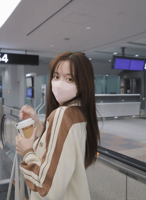 ”透き通る美しさ”森香澄・空港ファッションのレアショット披露で「めっちゃ美脚」「可愛すぎる」とファン拍手喝采