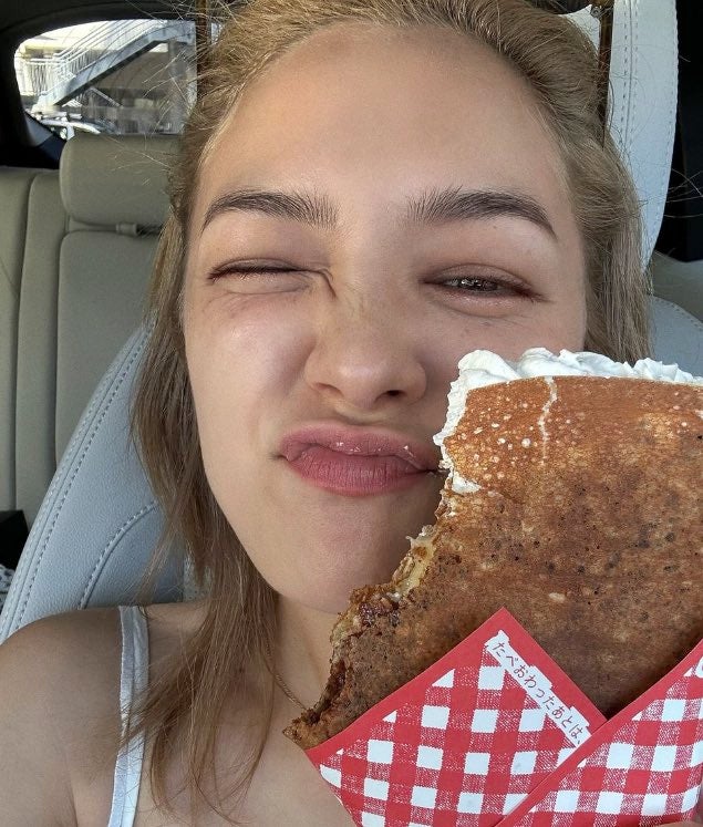 あの人気タレントがクレープを食らう「幸せそう...。」