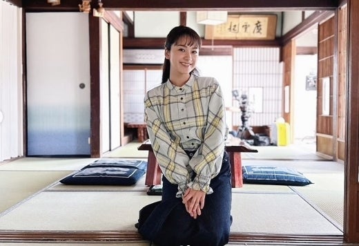 人気女優が出演ドラマのオフショットを公開！「心がほっこりする」