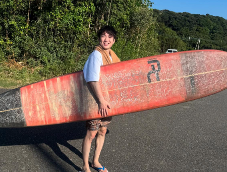 寺地拳四朗、初サーフィンに挑戦！「めっちゃ楽しかった」笑顔のショット公開