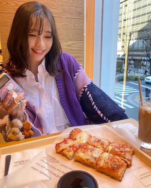 足立梨花、芸歴16周年を迎えて振り返り。有吉弘行からのメッセージも