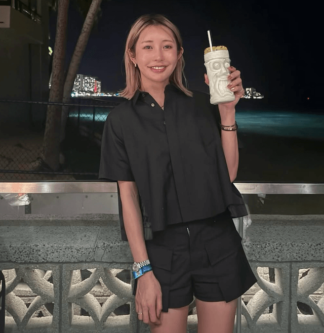 プロゴルファー・金田久美子、ハワイでの“半チャック”ショットに笑顔と癒し