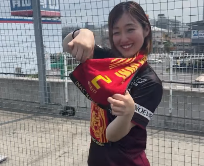 サッカー美女子、屋上にて覚醒！？推し選手への愛あふれる”タオル巻き巻き・情熱ダンシング”を披露！