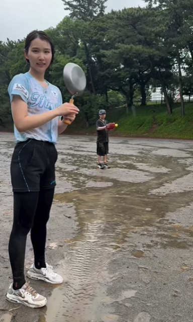 フライパンで野球に挑戦!?美女スポーツインフルエンサー、