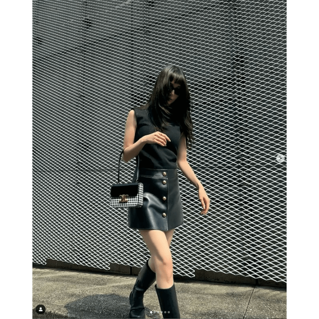 松島花が愛用する”お気にバッグ”とコーデ集！ファンは「レザースカート素敵過ぎ」と絶賛