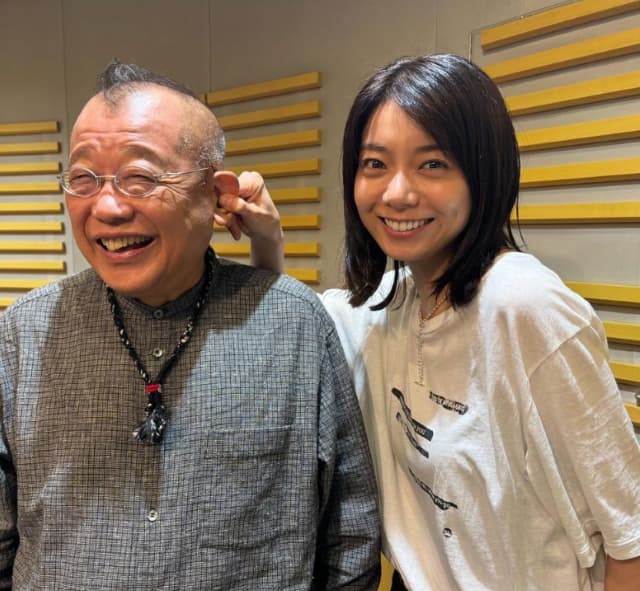 お笑いタレント 笑福亭鶴瓶 耳を引っ張られて幸せそうな顔！？