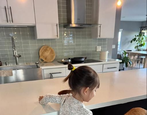 吉川ひなの、『べビ子＆愛猫アンバー』たわむれショット公開！可愛いが渋滞しすぎでファンほっこり