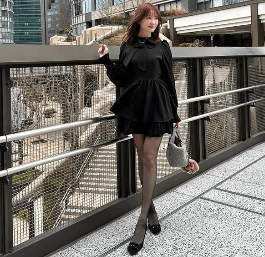 「母上とデートをしたのよっ」踊るヴァイオリニスト、ヒルズロードの”アルティメット・美脚ショット”を披露しファン悶絶！