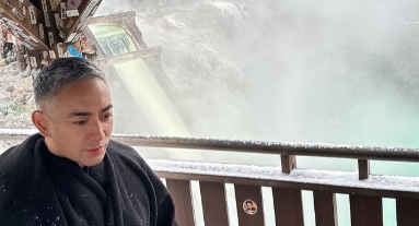 市川團十郎、雪景色の草津で素敵なツリーを満喫！麗禾ちゃんとの温泉デートにファンもほっこり！！