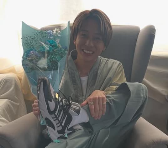 「鏡越しで目が合ってる〜」timelesz・寺西拓人、ABC-MART限定スニーカーのイメージキャラクターにグループで就任したことを報告！