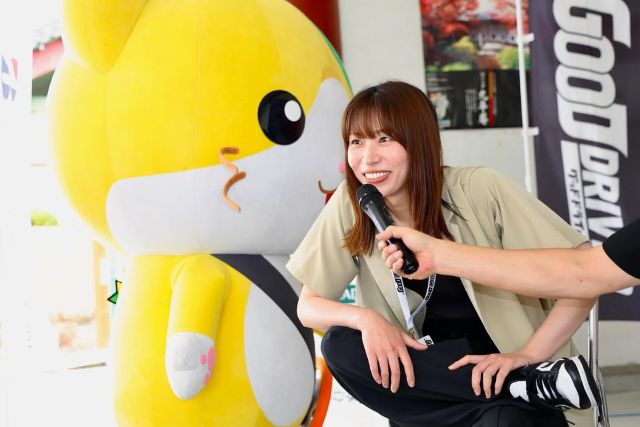 新鍋理沙が“グッドドライバーレッスン”を受ける！パトカーにも乗りご機嫌？