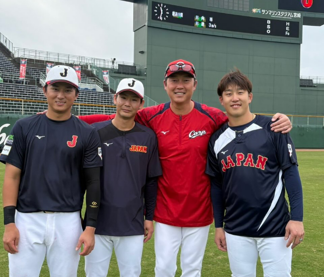 誇らしい並びショット　侍ジャパン戦で広島 新井貴浩監督が“小園＆森浦＆佐々木”と交わした笑顔