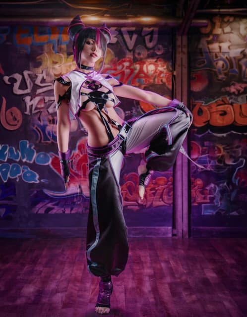 コスプレイヤーえなこがストリートファイターのキャラになりきりファンメロメロ