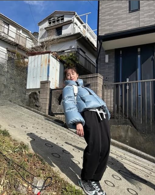 「反っても倒れない」清野奈名が急斜面で反り立つ姿を公開