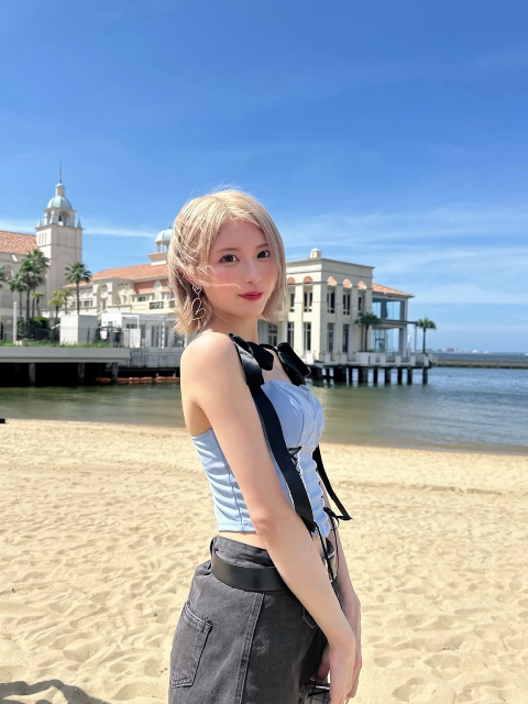 肩出し＆ヘソ出し＆美脚全開の破壊力！金髪ギャルアイドルの解放感満載ショットにファン「めっちゃ可愛い〜」