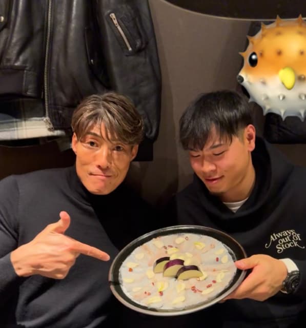 元プロ野球選手の糸井嘉男、後輩の佐藤輝明とフグ料理に「高タンパク低カロリー！」