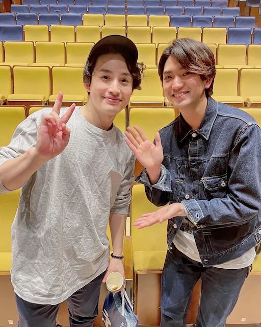 SMILE-UP.を退所した浜中文一がSMILE-UP.に所属するAぇ! group・正門良規とのツーショットを公開し、話題に👀💙