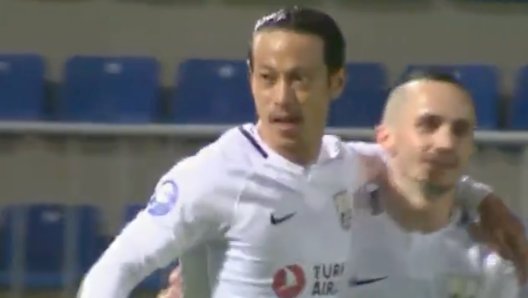 ネフチ本田圭佑が味方のこぼれ球に反応し、執念の2試合連続ゴール!