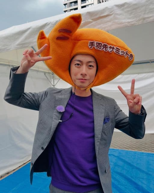 河合郁人、スーツ姿で手羽先に大変身?!ファンから「可愛すぎる」「めちゃくちゃシュールで笑った」の声!