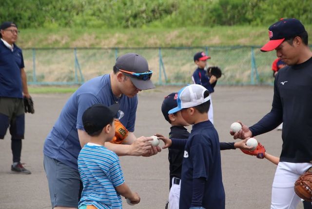 通算長打率 .299！大人気元プロ野球選手が野球人気拡大に貢献！野球教室で子供たちと汗を流す！