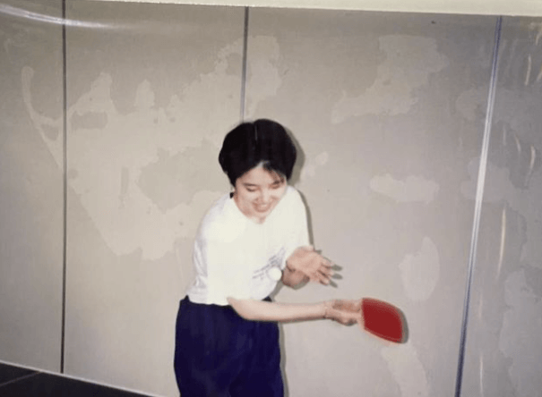 荻野目洋子、懐かしの卓球台でスマッシュ！ペンホルダー世代の熱い共感