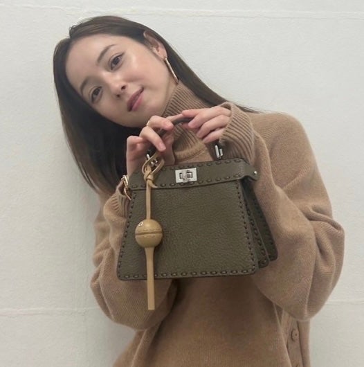 佐々木希、FENDIの新作アイテムで秋冬ファッションを先取り！チュッパチャプスが入るケースが話題に