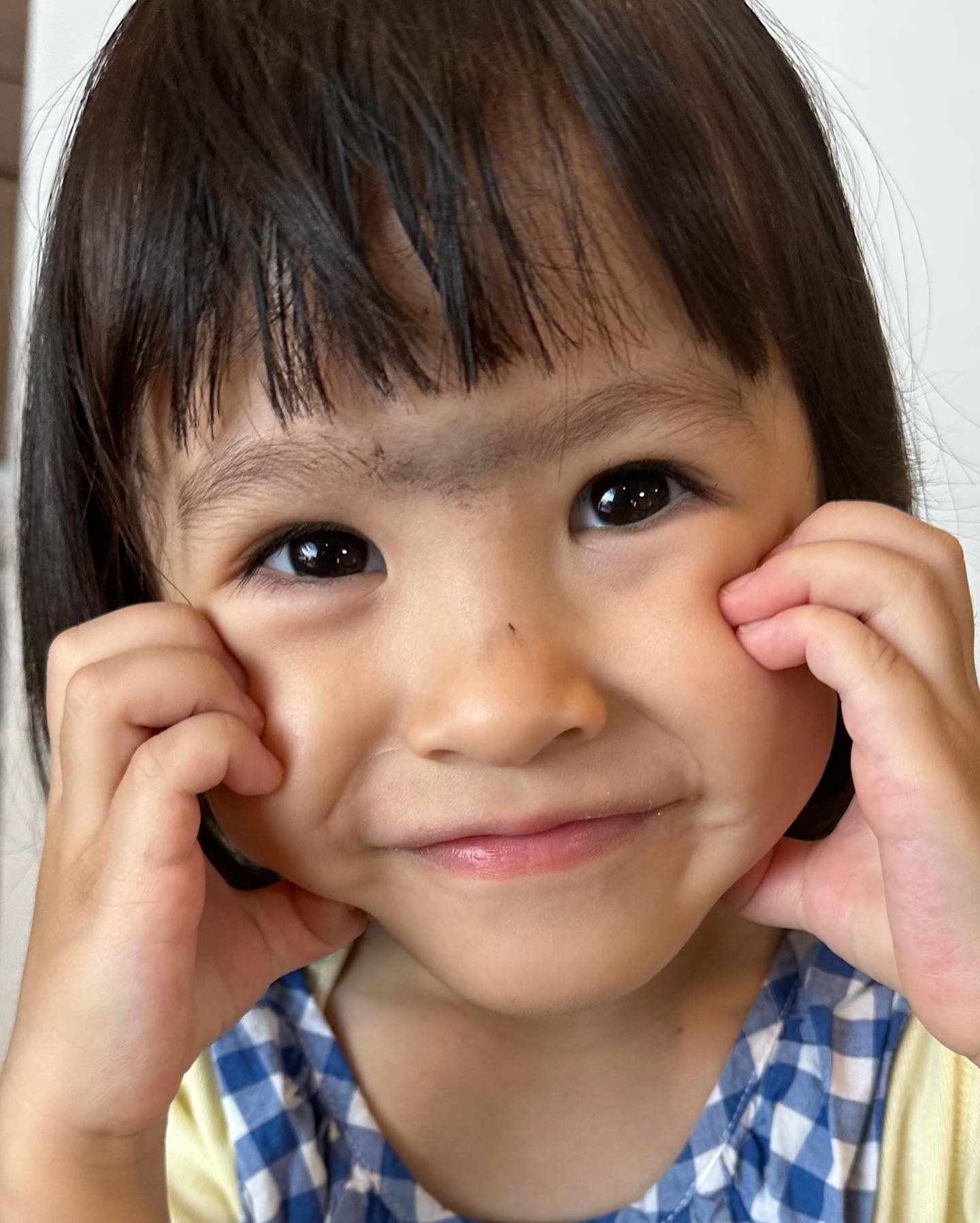 「眉毛繋がった！？」カジサックの娘、はるちゃんの身に起きた出来事とは…😂❤️