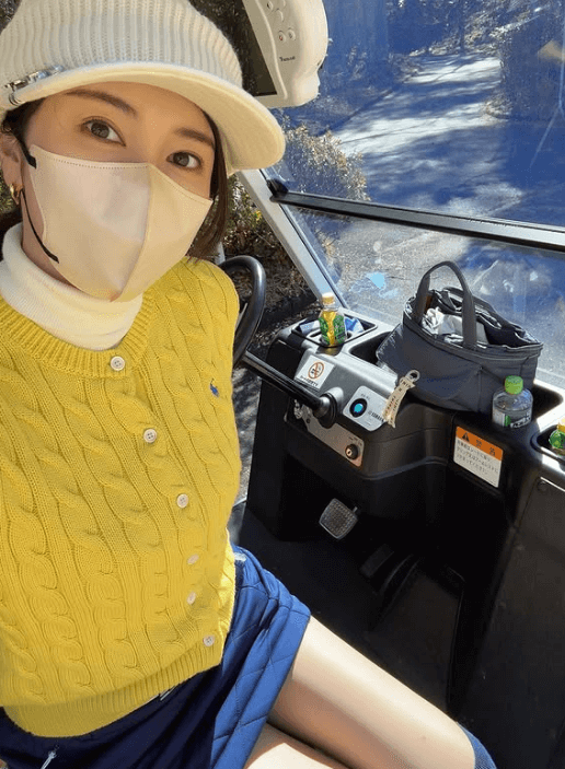 お写真、美脚で素敵！モデル＆アナウンサーの美女、ゴルフ女子モードで見せた“美スタイル＆スイング”ムービーにファン惚れ惚れ