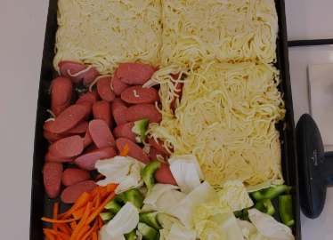 「これは豪快！」桃井かおり、大量の“屋台風焼きそば”を豪快に調理