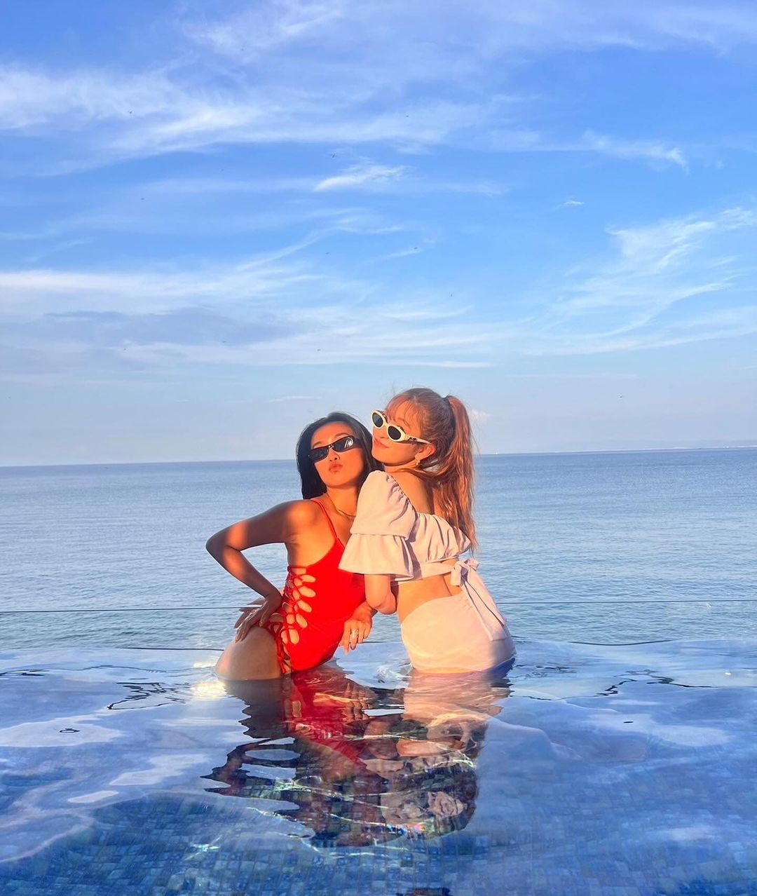 「めちゃくちゃ楽しそうだし可愛い」あの元人気アイドルが幼馴染との水着ショットを披露し話題に