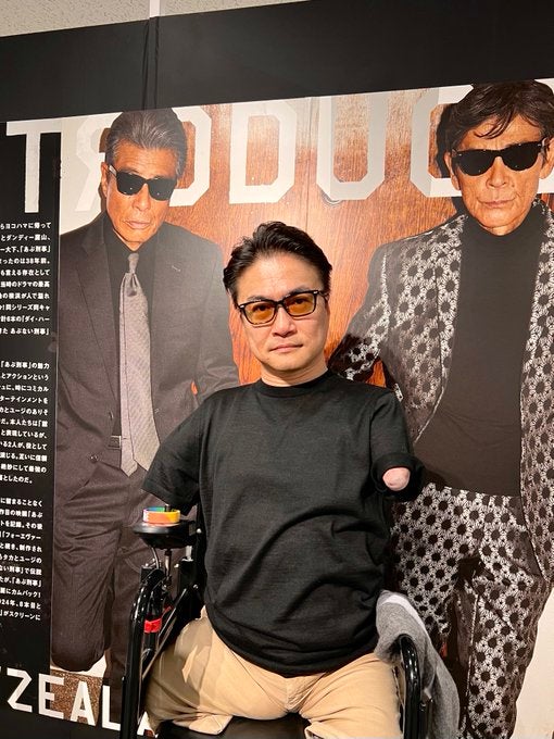 乙武洋匡、「あぶない刑事」と決めポーズ　「大喜利の時間がやってきたようだな」