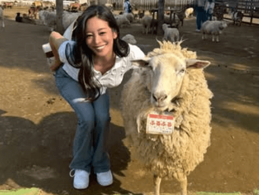 「美人でスタイル抜群だよね」美女トレーナーIN牧場！動物に愛されすぎた”ゆめ・フォトムービー”にファンヒーリング状態「癒されます」