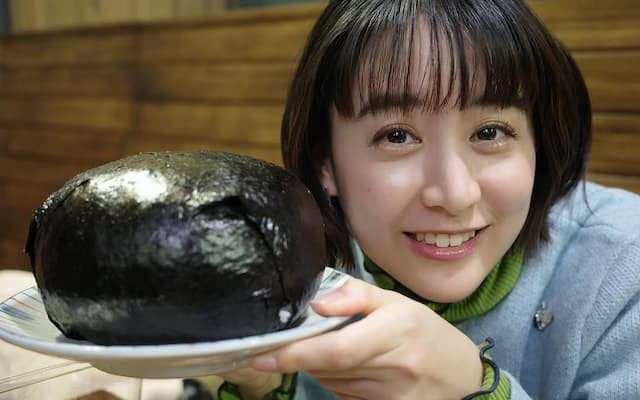「おにぎりが大きいのか、顔が小さいのか(笑)」山本美月、“新生児位の重さとぬくもりのおにぎり”とのツーショット公開！