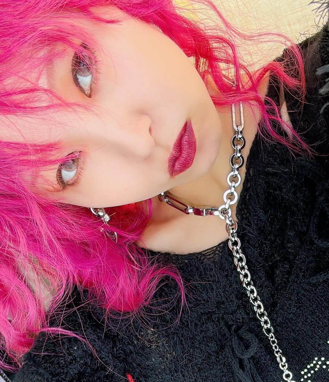 LiSA、手編みニットで寒さを凌ぐ！