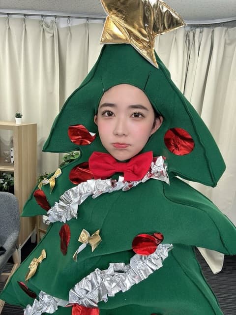 グラビアで大活躍のアイドルが”色気ゼロ”の全身クリスマスツリー姿を披露！ファン「待受確定」