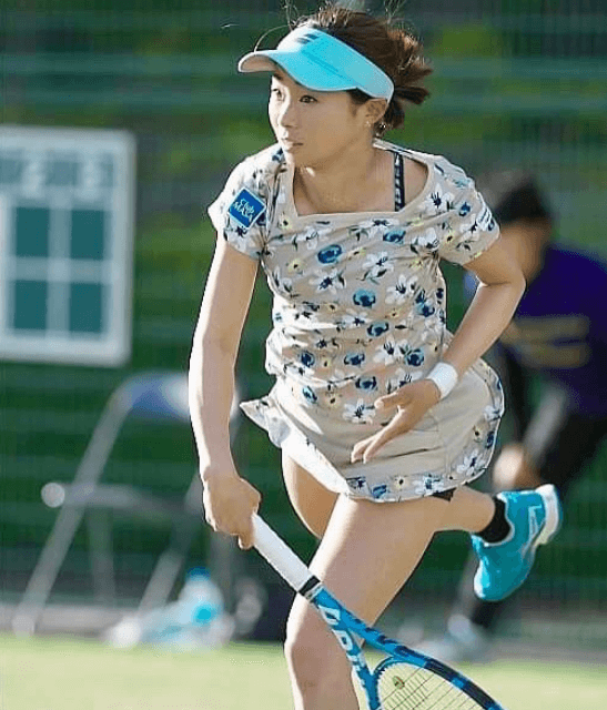 美人すぎる美白の元プロテニス女子、現役時代の「黒ギャルでした」と語るレアショットにファン歓喜「こんな時期があったなんて」