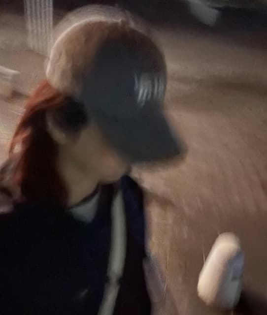 愛犬の〇〇を眺めながらの夜散歩を秋本愛が満喫！