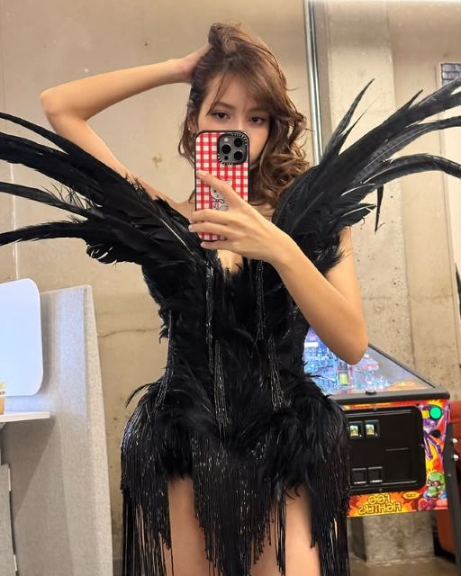 BLACKPINK・LISA、超絶スタイル際立つゴージャス