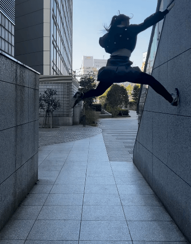 話題の中学生壁ガール、”超難関・ビルジャンプ”のリベンジ！奮闘姿にファンの視線集まる「もうひと息でCGなしスパイダーマン完成だね」