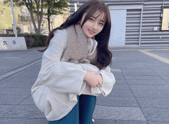 「素敵な写真でめちゃ可愛いね」元スキー選手の美女、”人気ボクシング漫画”のマンホール巡り！レアショットにファン歓喜「ボクシング好きなのかな？」