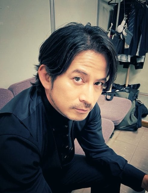 岡田准一の近距離横顔ショットが話題に「かっこよすぎる！」