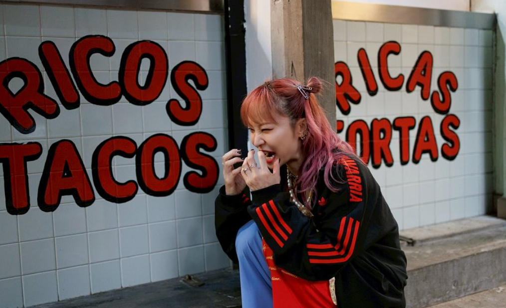 「メキシコ待ってて！」LiSA、タコス片手に現地ファンへ笑顔アピール