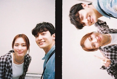 リアルカップルみたい！小関裕太があの美人女優とカメラで撮りあいっこ