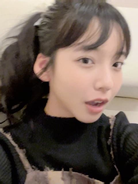 「目開けて寝てる？」女性タレントの眠そうな自撮りが面白カワイイと話題に！